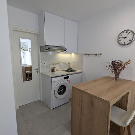 Modern & Cozy Studio W/ Backyard Near City Center Лимасол Екстериор снимка