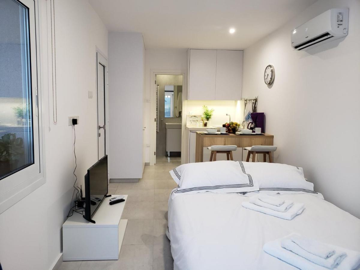 Modern & Cozy Studio W/ Backyard Near City Center Лимасол Екстериор снимка