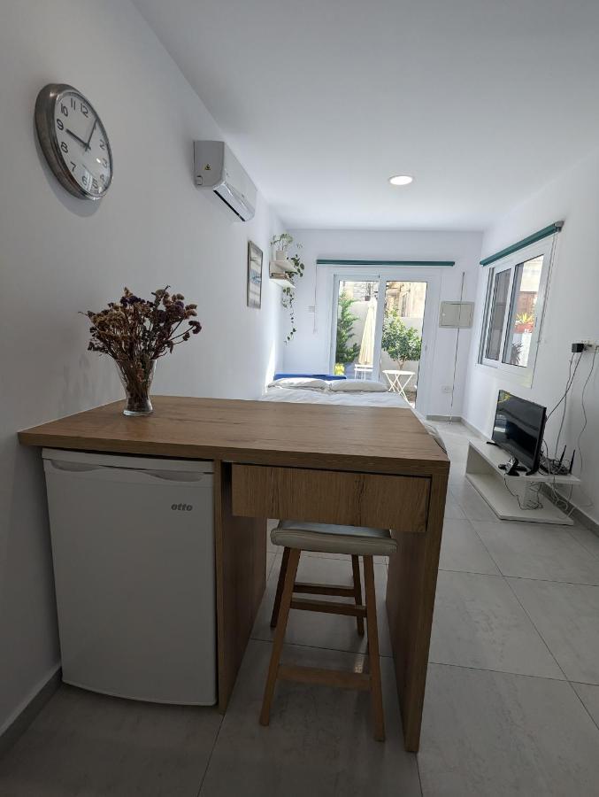 Modern & Cozy Studio W/ Backyard Near City Center Лимасол Екстериор снимка